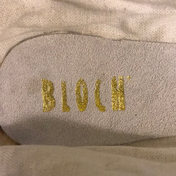 Pair of white leather Bloch ballet shoes size 5.5E - Picture 3 of 3